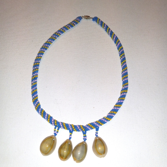 Beaded shell necklace - Picture 1 of 7